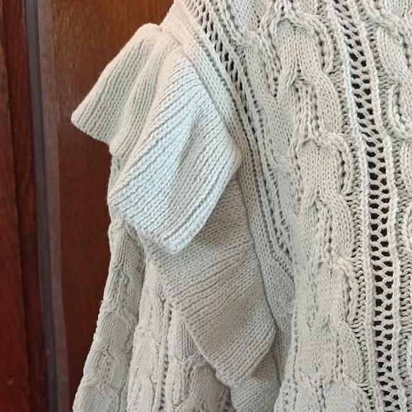 Elegant Cream Cable Knit Sweater - Picture 3 of 6
